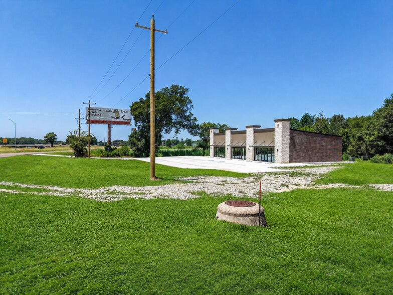 More Photos Of 410 Interstate 30 Frontage Rd., Mount Vernon General Retail For Lease