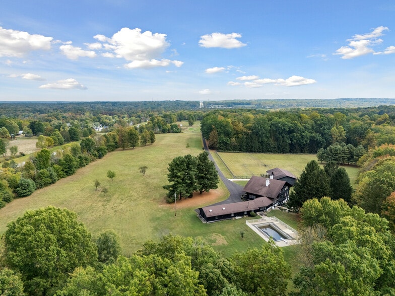 More Photos Of 550 Warner rd, Vienna Specialty For Sale