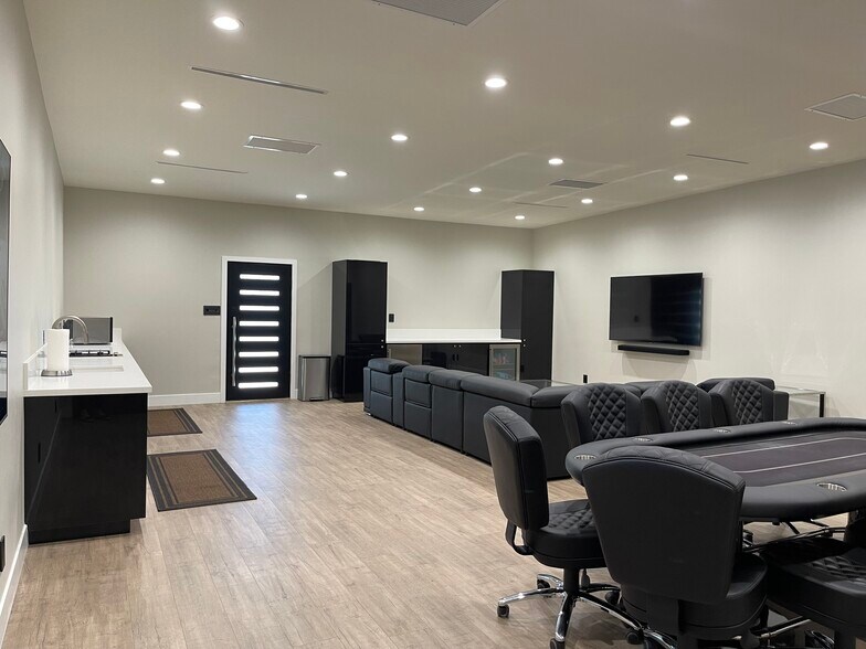 More Photos Of 5627 Cahuenga Blvd, North Hollywood Office For Sale