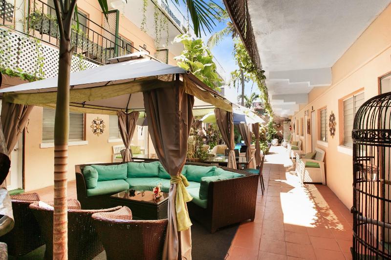 More Photos Of 40 George St, Nassau Hotel For Sale