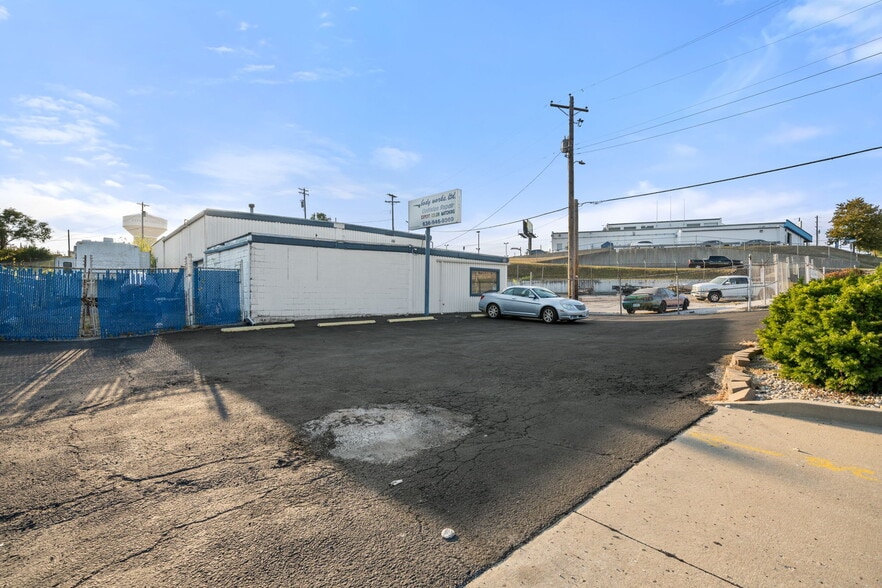 More Photos Of 875 Friedens Rd, Saint Charles Service For Sale