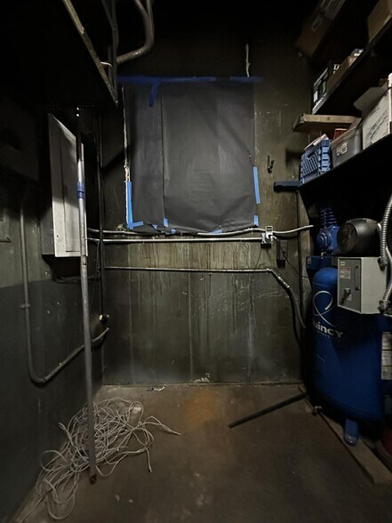 More Photos Of 201 W Main St, Laurel Service Station For Lease