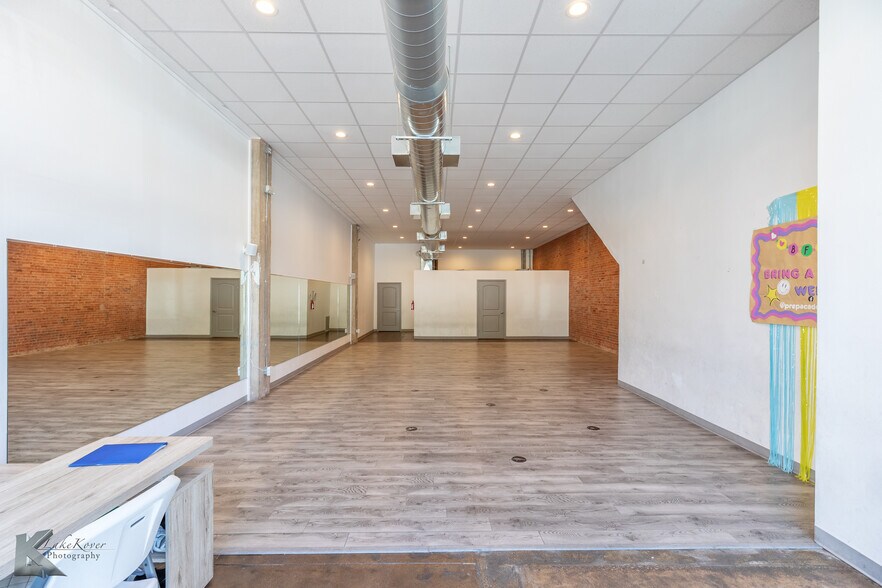 More Photos Of 141 Oak St, Abilene Storefront Retail Office For Sale