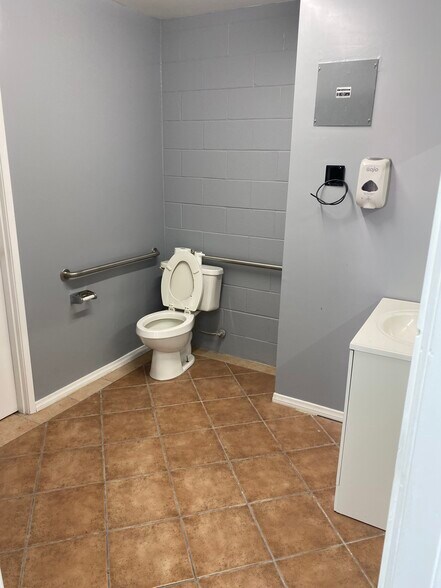 More Photos Of 14622 Victory Blvd, Van Nuys Medical For Lease