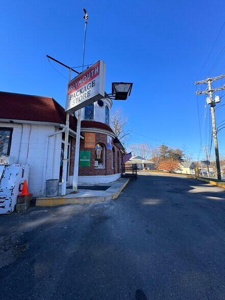 More Photos Of 166 S Riverside Ave, Pequabuck Freestanding For Sale