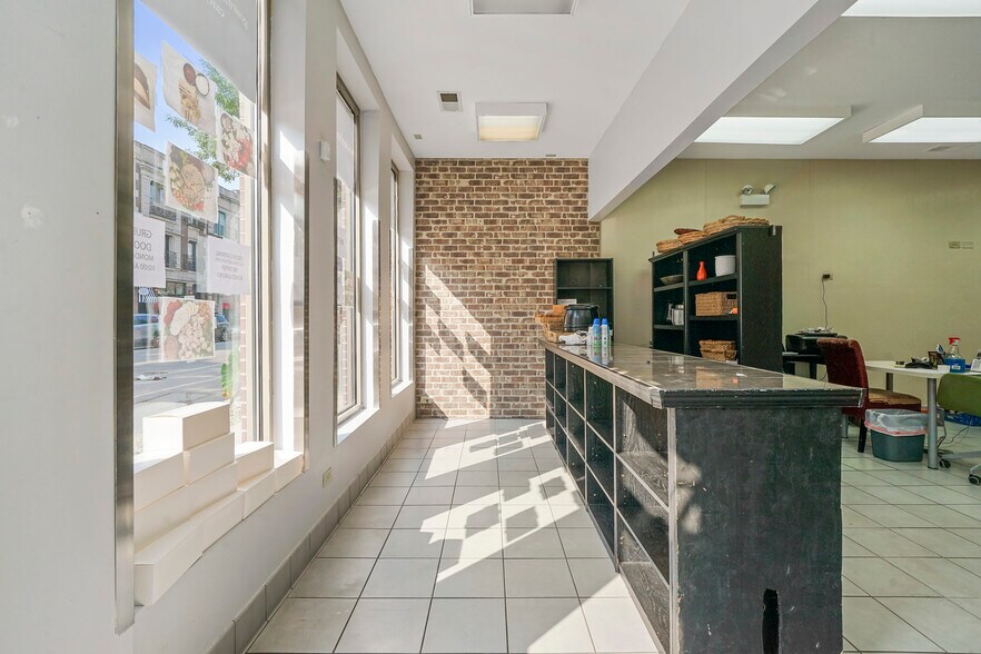 More Photos Of 907 N Damen Ave, Chicago Storefront Retail Residential For Lease