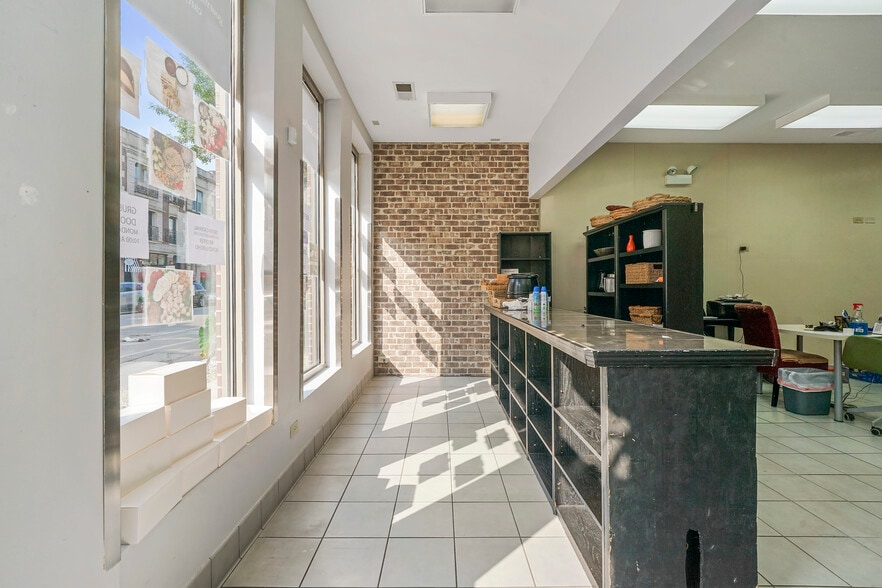 More Photos Of 907 N Damen Ave, Chicago Storefront Retail Residential For Lease
