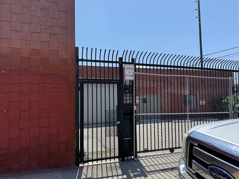 More Photos Of 3601-3605 E 8th St, Los Angeles Distribution For Lease