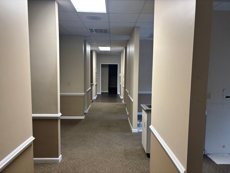 More Photos Of 1557 Lee Hwy, Staunton Office For Lease