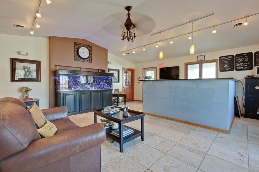 More Photos Of 4403 S Roberts Rd, Island Lake Veterinarian Kennel For Sale