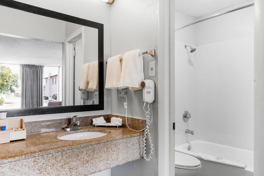 More Photos Of 1811 W Lucas St, Florence Hotel For Sale