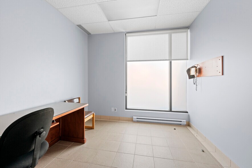 More Photos Of 84 Rue Court, Granby Medical For Sale
