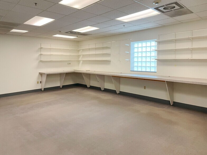 More Photos Of 300 N Stonestreet Ave, Rockville Showroom For Lease