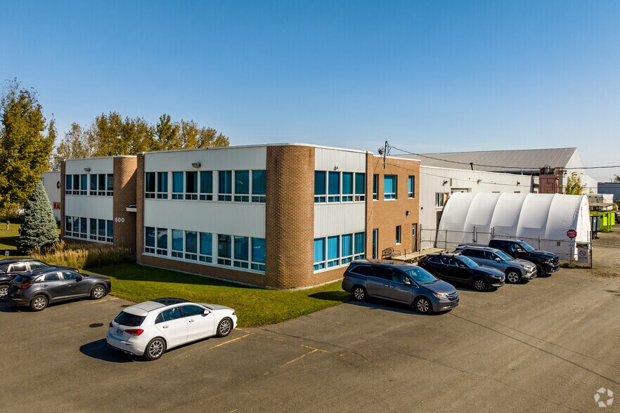 Primary Photo Of 600 Rue Sicard, Mascouche Service For Sale