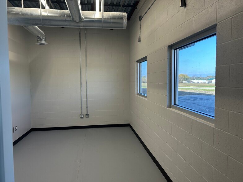 More Photos Of 105 Jarvis Brewer Dr, Rogersville Industrial For Lease