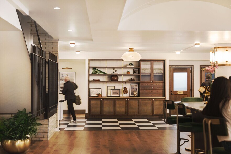 More Photos Of 200 S Broad St, Philadelphia Hotel For Lease