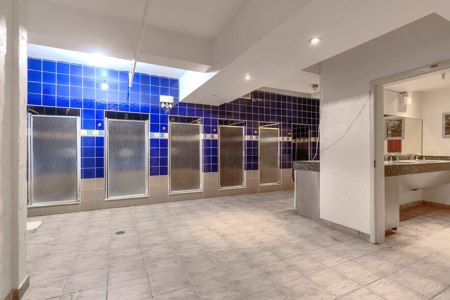 More Photos Of 7345 Boul Saint-Laurent, Montréal Storefront Retail Residential For Sale