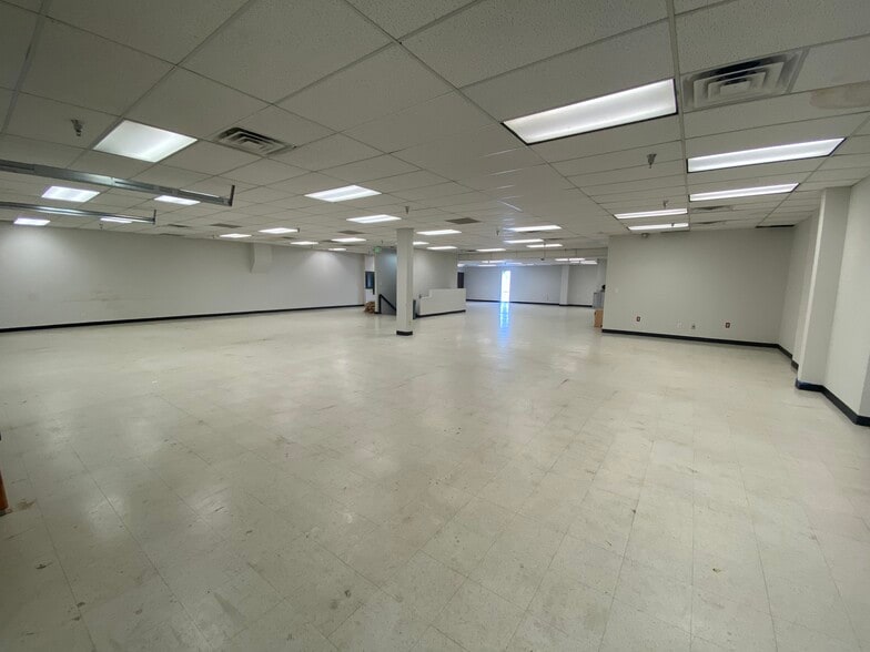 More Photos Of 2400 Industrial Ln, Broomfield Showroom For Lease