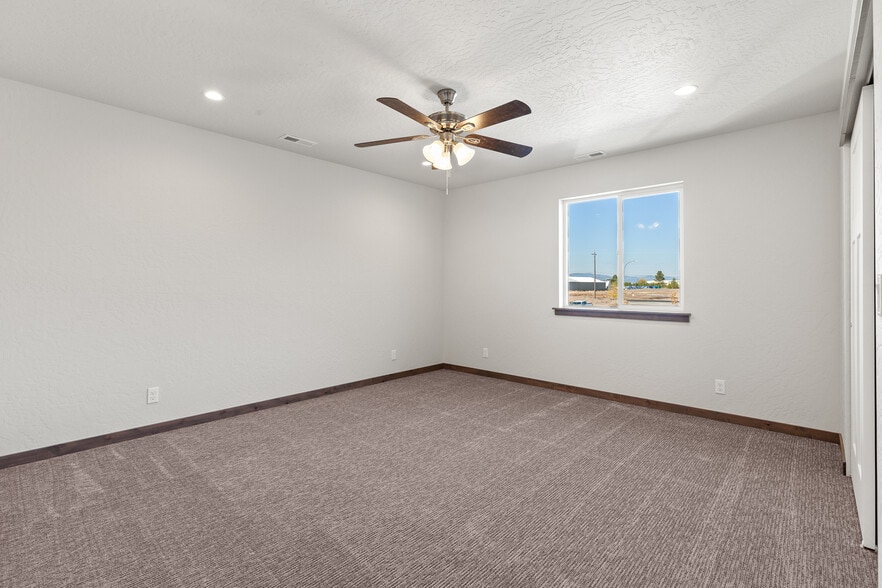 More Photos Of 9990 N Lyle Loop, Hayden Warehouse For Sale