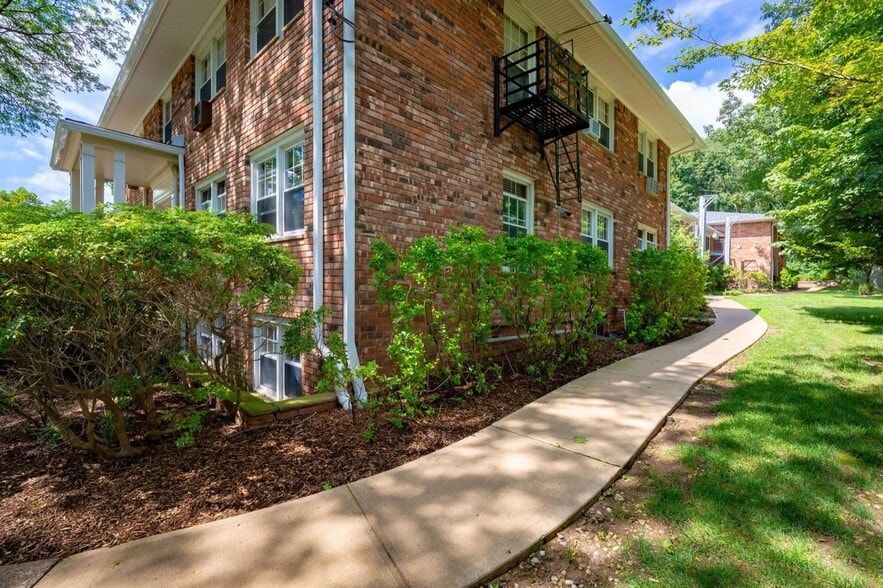 More Photos Of 14 Walden Pl, Montclair Apartments For Sale