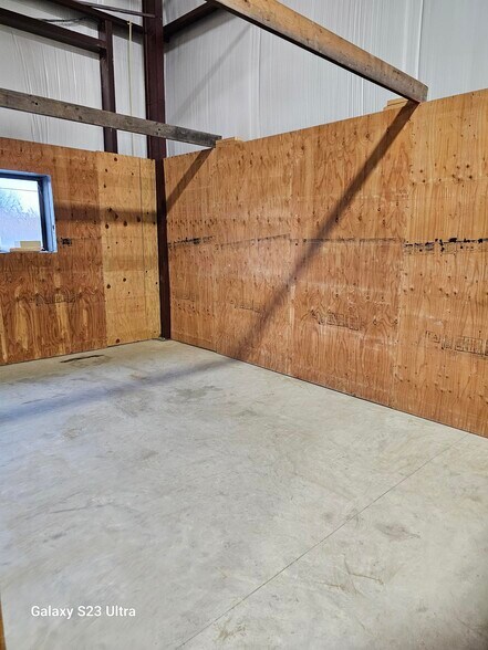 More Photos Of 35 Hamilton Ln, Glenmont Warehouse For Lease