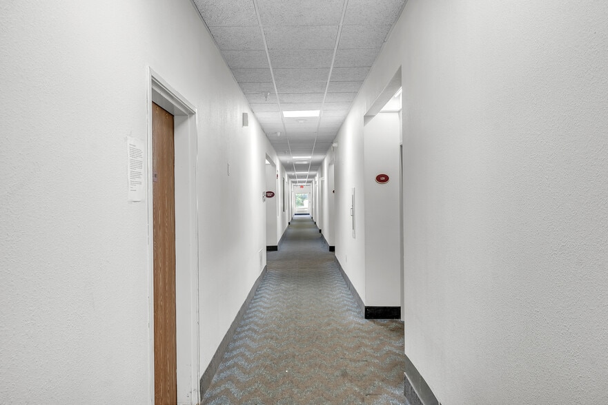 More Photos Of 220 Caravan Dr, Elkhart Hotel For Sale
