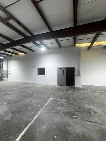 More Photos Of 4827 N Lois Ave, Tampa Warehouse For Lease