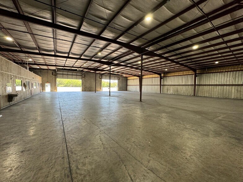 More Photos Of 5050 Gateway Blvd, Lakeland Distribution For Lease