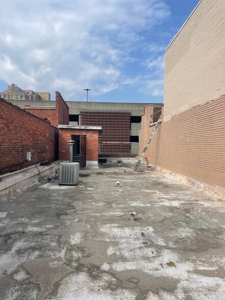 More Photos Of 542 S 4th St, Louisville Storefront For Sale