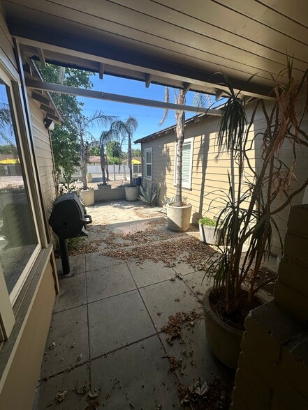 More Photos Of 2017 Brundage Ln, Bakersfield Office Residential For Lease