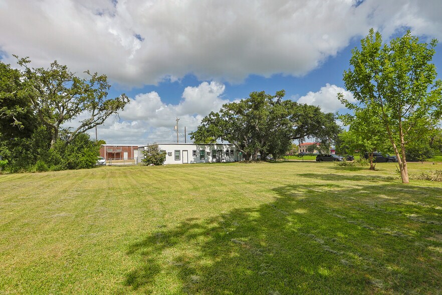 More Photos Of 521 2nd Ave N, Texas City Apartments For Sale