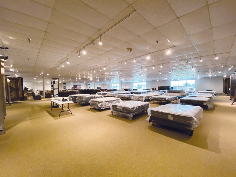 More Photos Of 2901 SE 14th St, Bentonville General Retail For Lease