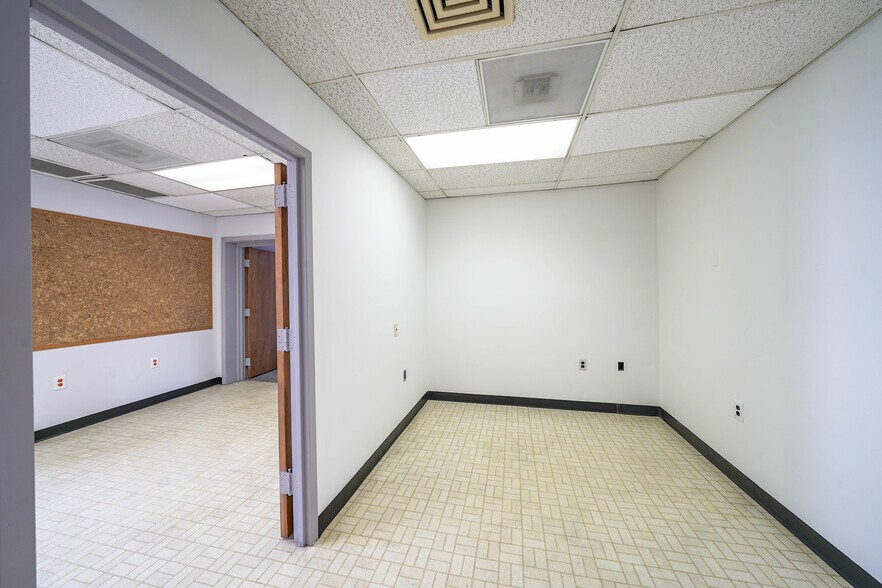 More Photos Of 8023 Malcolm Rd, Clinton Medical For Lease