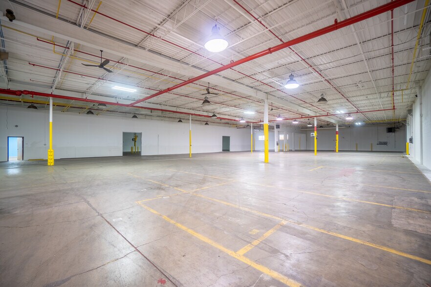 More Photos Of 4609-4801 W Woolworth Ave, Milwaukee Warehouse For Lease