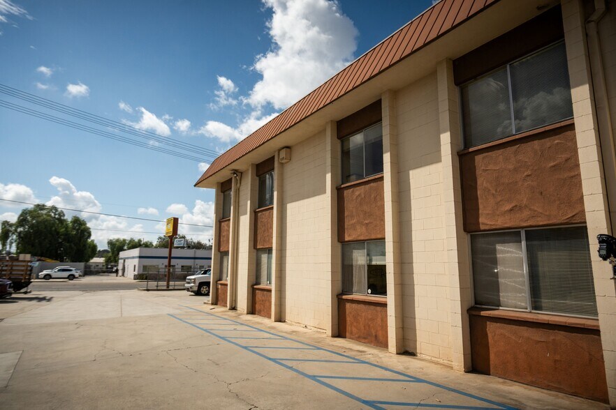 More Photos Of 802-812 W Washington Ave, Escondido Service For Sale