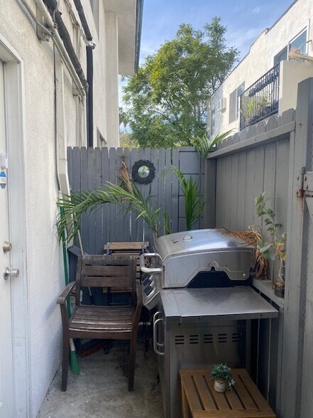 More Photos Of 2030 Holly Dr, Los Angeles Apartments For Sale
