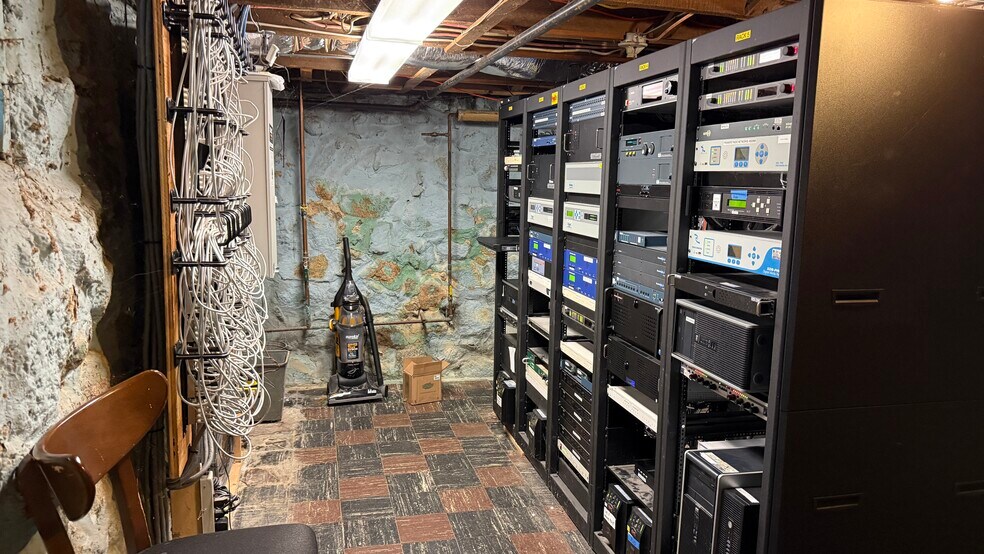 More Photos Of 243 South St, Hyannis Office For Sale