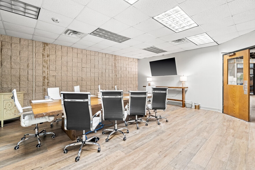 More Photos Of 508 S Lexington Ave, Burlington Office For Sale