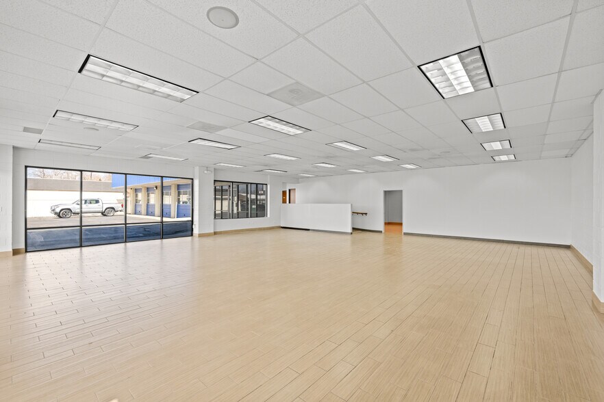 More Photos Of 4550 S Broadway, Englewood Showroom For Sale