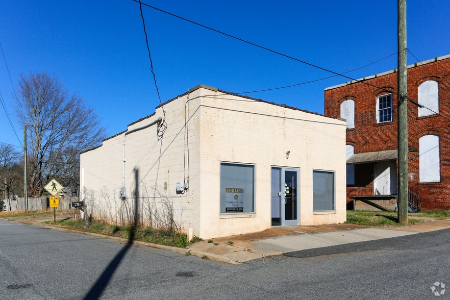 More Photos Of 20 W 11th St, Newton Storefront For Lease