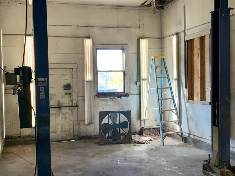 More Photos Of 29 Main St, Limerick Service For Lease