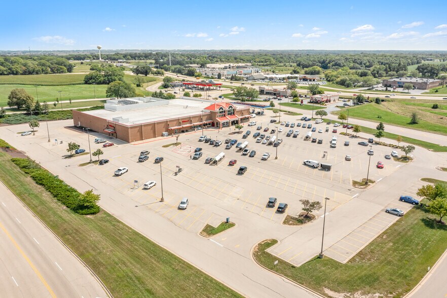 More Photos Of 2206 Barnes Blvd, Rockford Supermarket For Sale