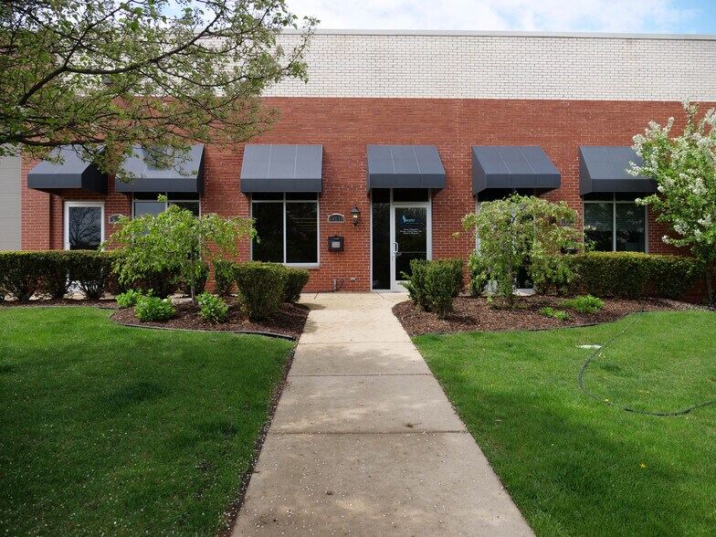 More Photos Of 145 Tower Dr, Burr Ridge Light Distribution For Sale