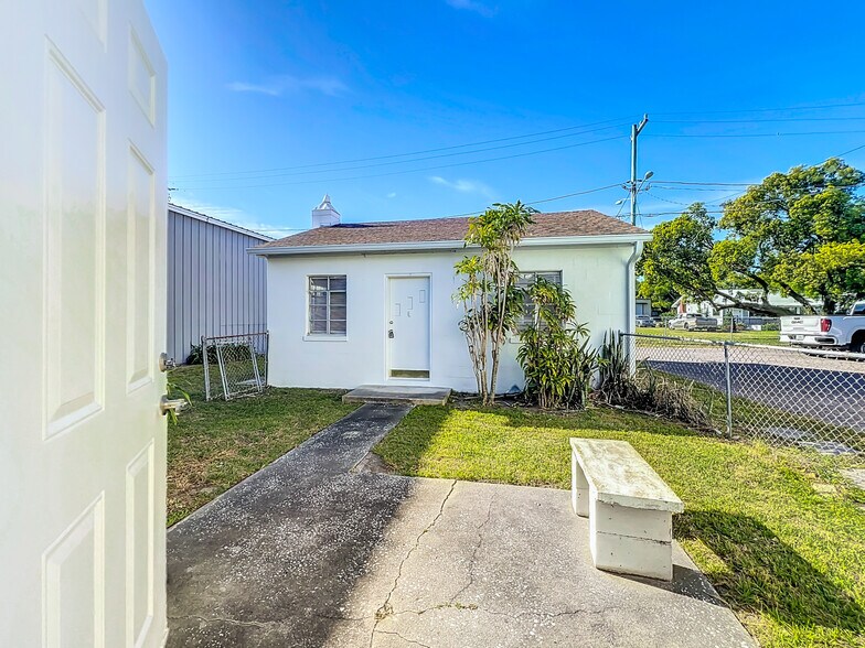 More Photos Of 1976 W Fairbanks Ave, Winter Park General Retail For Sale