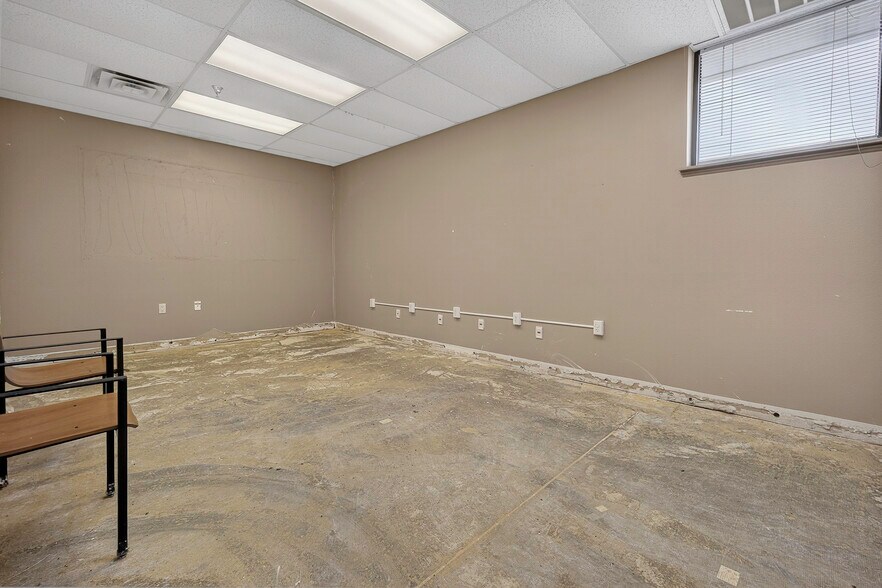 More Photos Of 1400 N Kennedy Ave, Shawnee Office For Sale