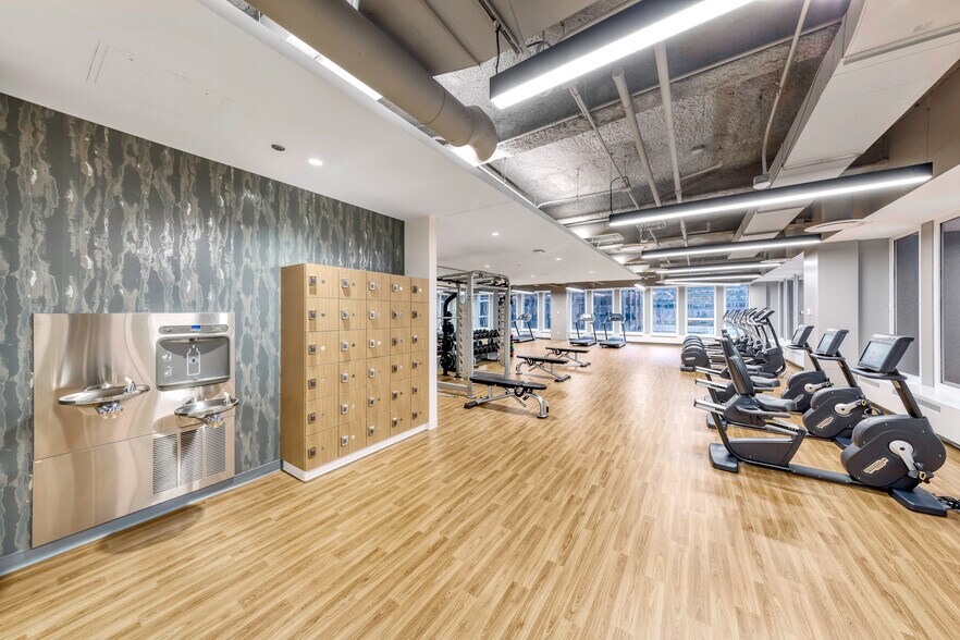 More Photos Of 125 S Wacker Dr, Chicago Office For Lease