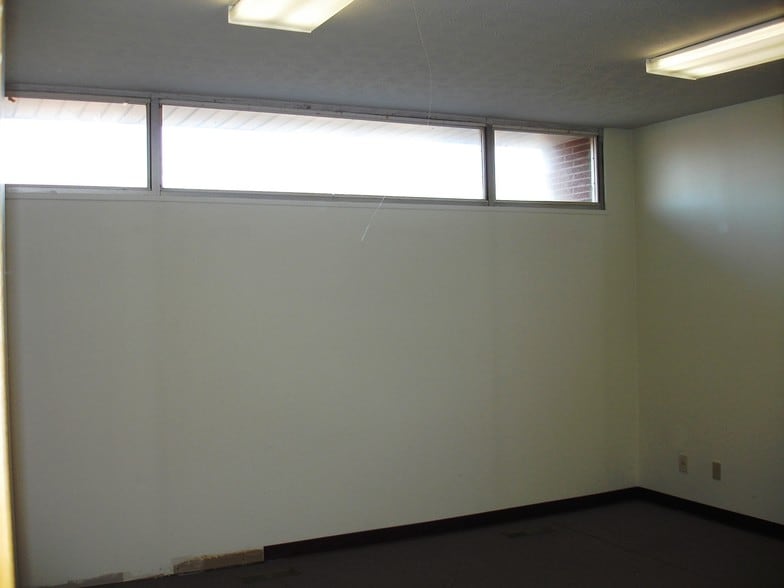 More Photos Of 1711 W Main St, Springfield General Retail For Sale