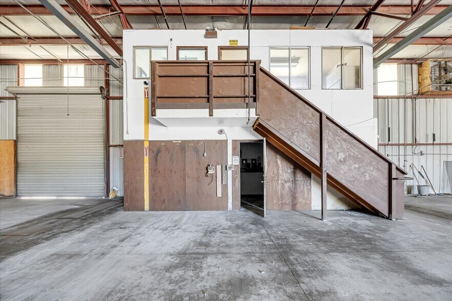 More Photos Of 20833 Mechanical Dr, Sonora Warehouse For Sale