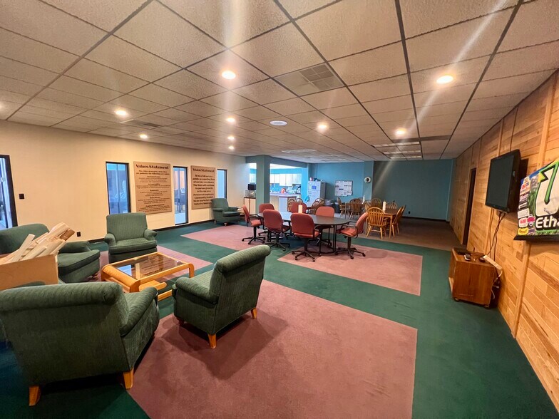 More Photos Of 302 5th St SW, Willmar Office For Sale