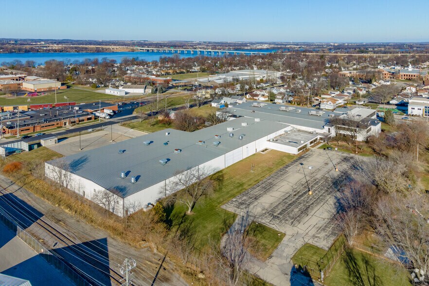 More Photos Of 435 6th St, Menasha Warehouse For Lease